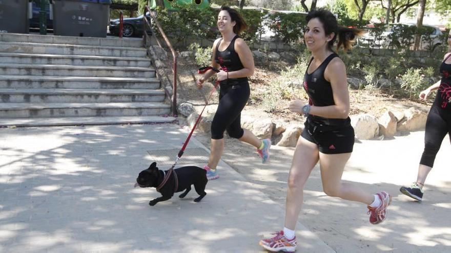 Dos atletas entrenan en el Jardín de la Seda.