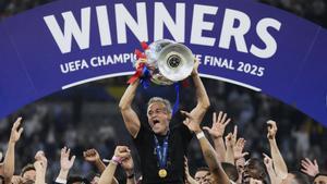 ?Luis Enrique hizo historia! Los jugadores lo lanzaron por los aires y levant la orejona