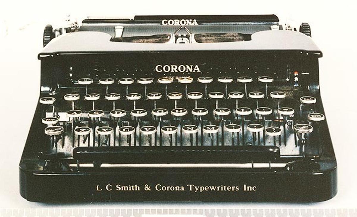 Aquesta màquina d’escriure és un dels objectes personals del matemàtic anarquista Ted Kacynski (conegut com Unabomber) que s’han subhastat aquest dijous, per un preu final de 40.000 dòlars. El Govern dels Estats Units ha organitzat aquesta subhasta per compensar les víctimes de les seves cartes bomba.
