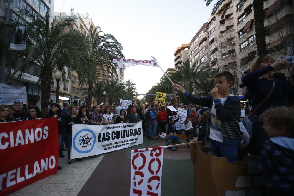 Protesta contra el plurilingüismo en Alicante