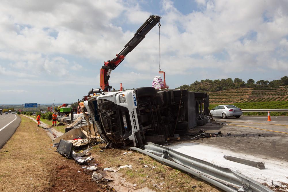 Cortan la AP-7 al volcar un camión con sosa caústica