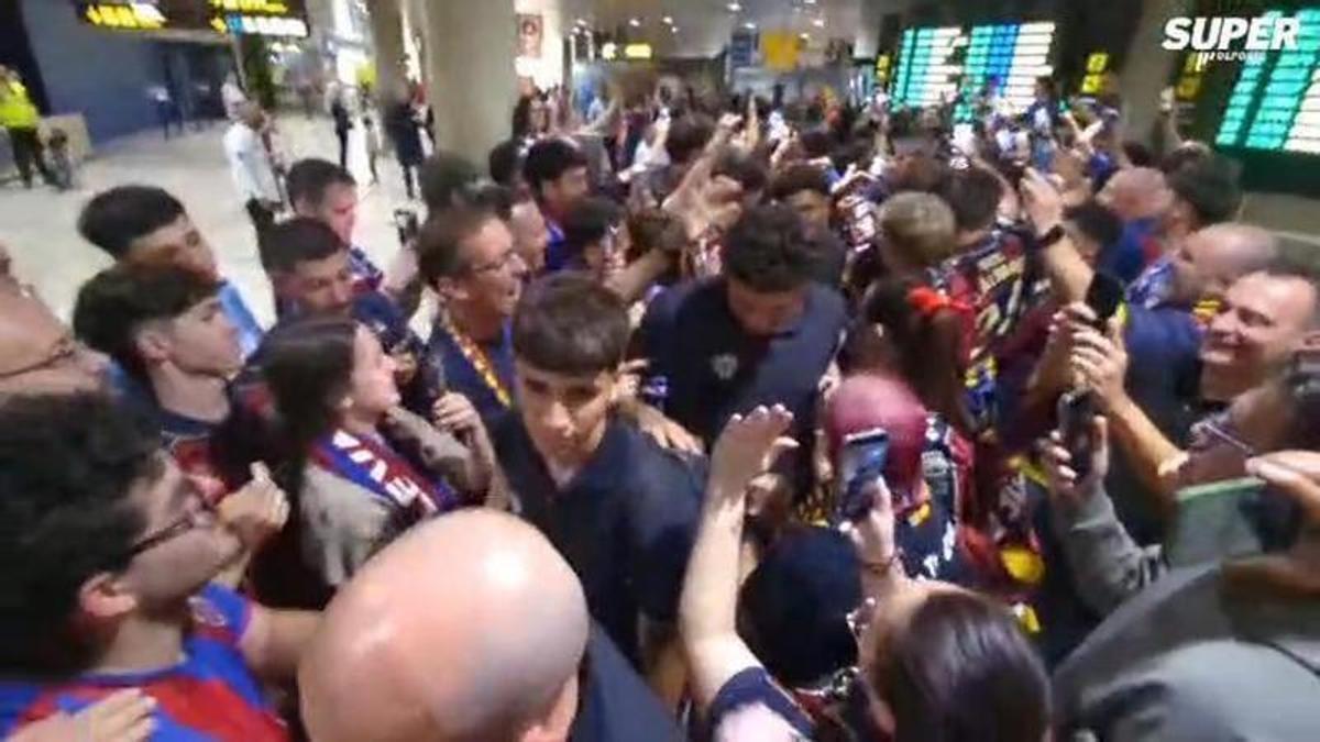 El levantinismo enloquece con la llegada del equipo a Manises tras la histórica victoria contra el Celta