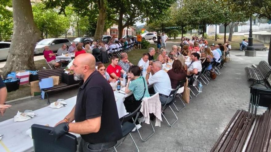 Tudela Veguín, en Oviedo, prepara su jira con una comida en la calle para 110
