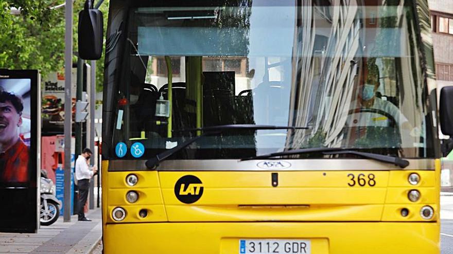 Un autobús de pedanías en el centro de Murcia. | JUAN CARLOS CAVAL