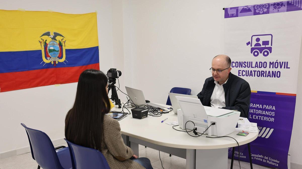 El agente consular de Ecuador Juan Carlos Álava tramita la renovación del pasaporte de una vecina de Ibiza.