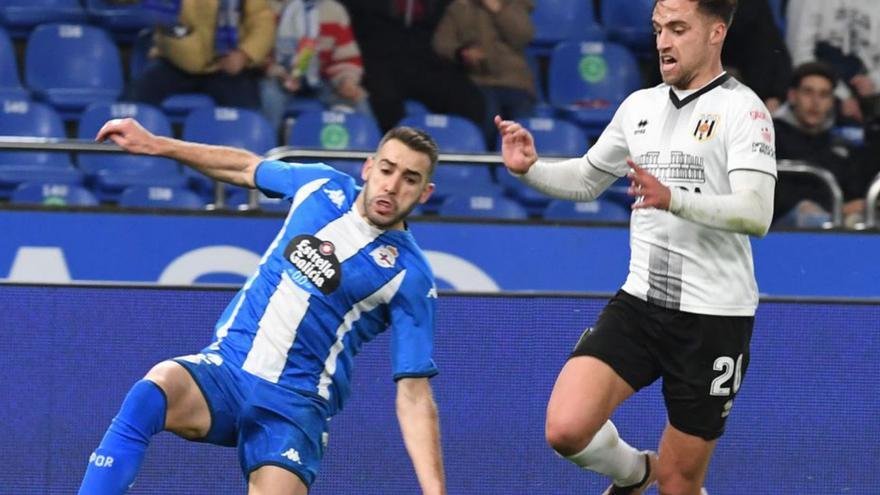 Antoñito, ayer ante un jugador del Mérida. |  // CARLOS PARDELLAS