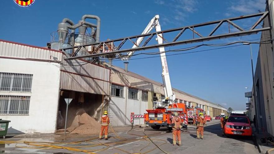 Fuego en una fábrica de l’Alcúdia