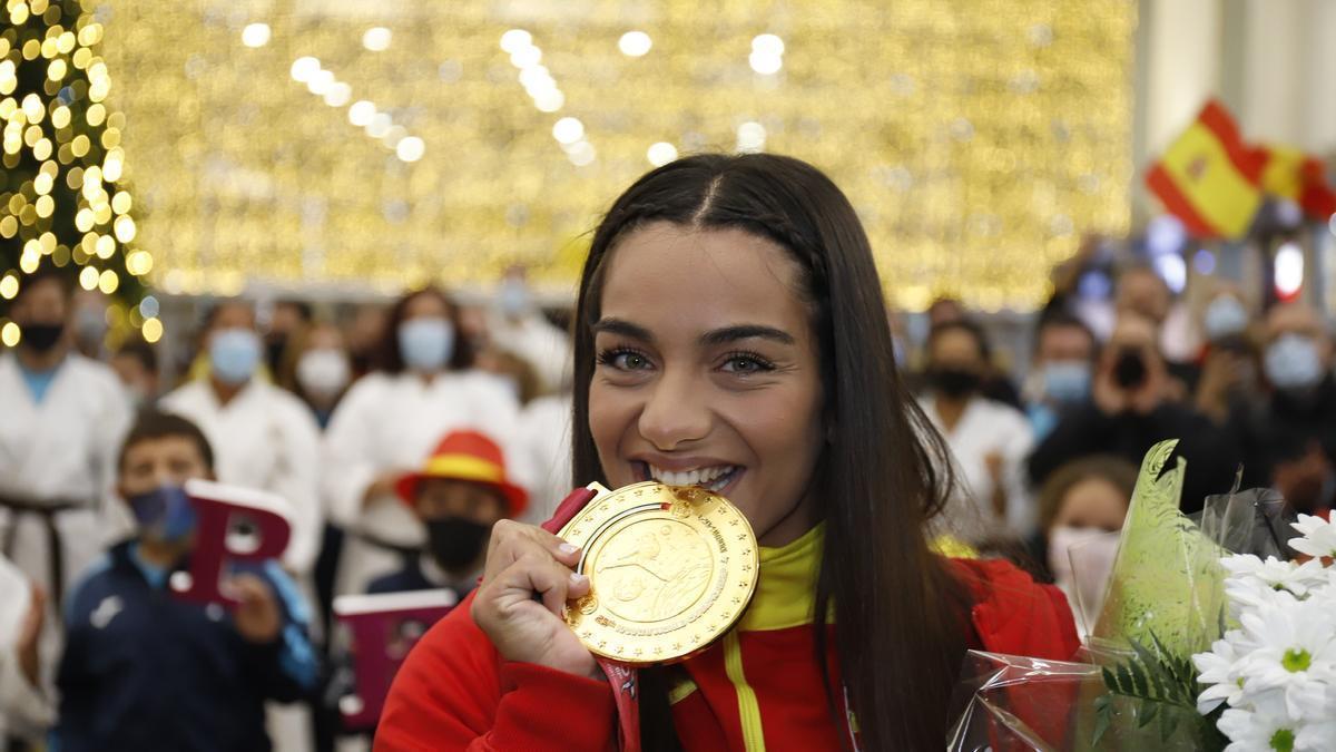 María Torres, una de las deportitas de la charla-coloquio en Cártama  celebrando la medalla de oro