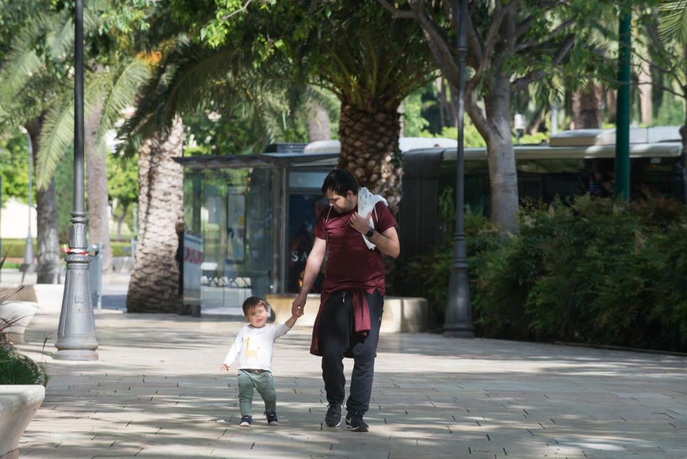 Padres e hijos aprovechan el primer día del desconfinamiento parcial de los niños menores de 14 años para dar un paseo por calles y plazas del Centro de Málaga. En la playa, algunos pequeños aprovechaban para remojarse los pies, bordeando una de las prohibiciones de esta nueva medida.