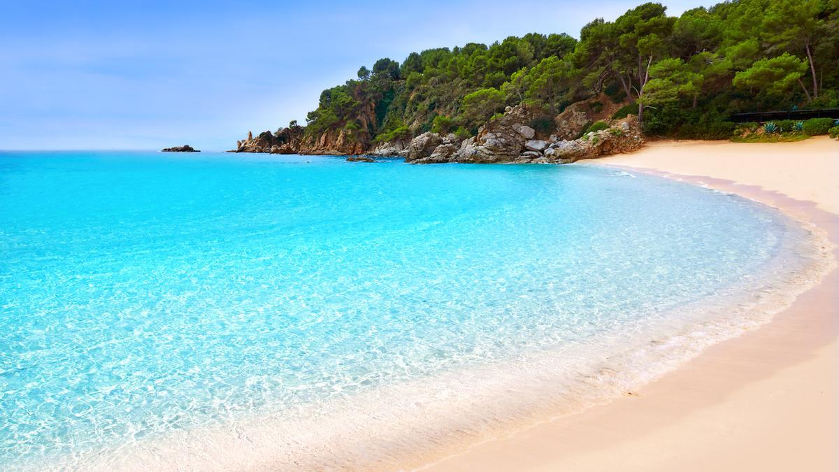 El municipio de Girona que es como viajar al Caribe: calas escondidas, un castillo y miradores de infarto