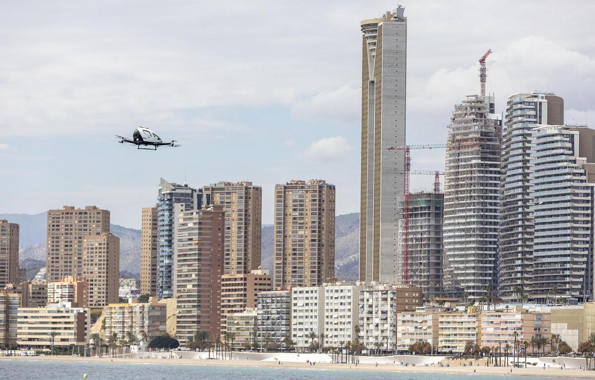 En la imagen se aprecia la diferencia entre los edificios antiguos y los nuevos en la playa de Poniente de Benidorm.