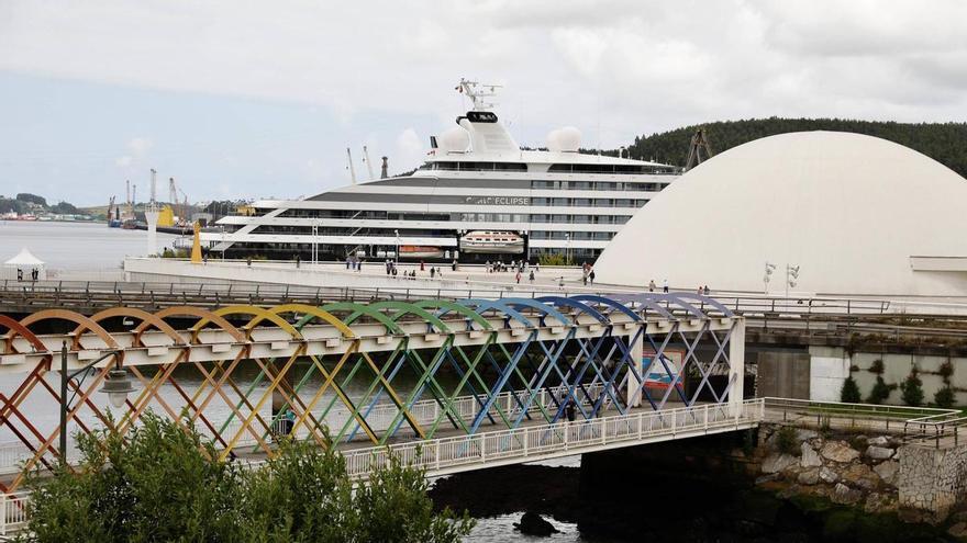 Avilés ya tiene acento americano: desembarca en la ciudad el megayate de lujo cuyos pasajes más baratos cuestan 24.000 euros