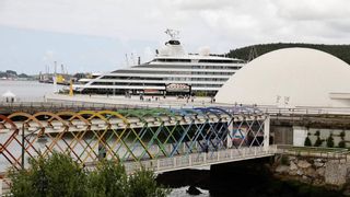 Avilés ya tiene acento americano: desembarca en la ciudad el megayate de lujo cuyos pasajes más baratos cuestan 24.000 euros