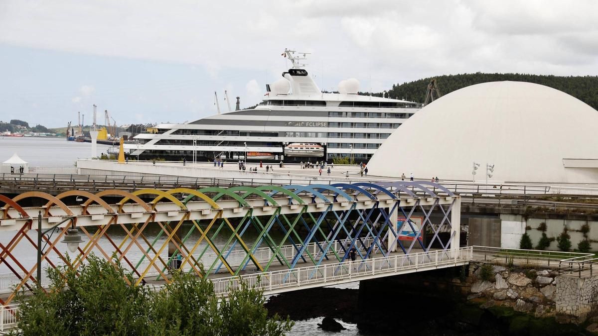 El magayate "Scenic Eclipse", en el muelle del Niemeyer