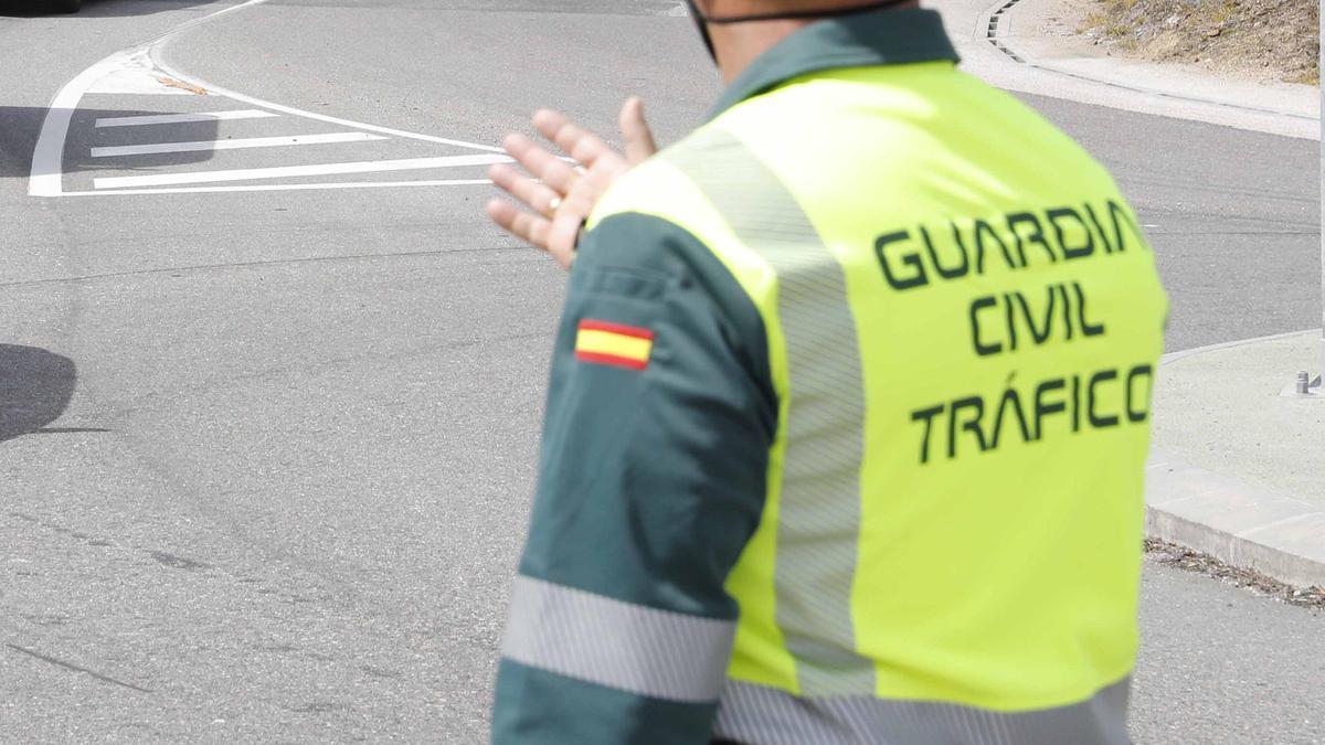 Un guardia civil dirige el tráfico.