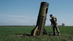 Un militar ucraniano ante un misil balístico ruso en un campo en Bohodarove