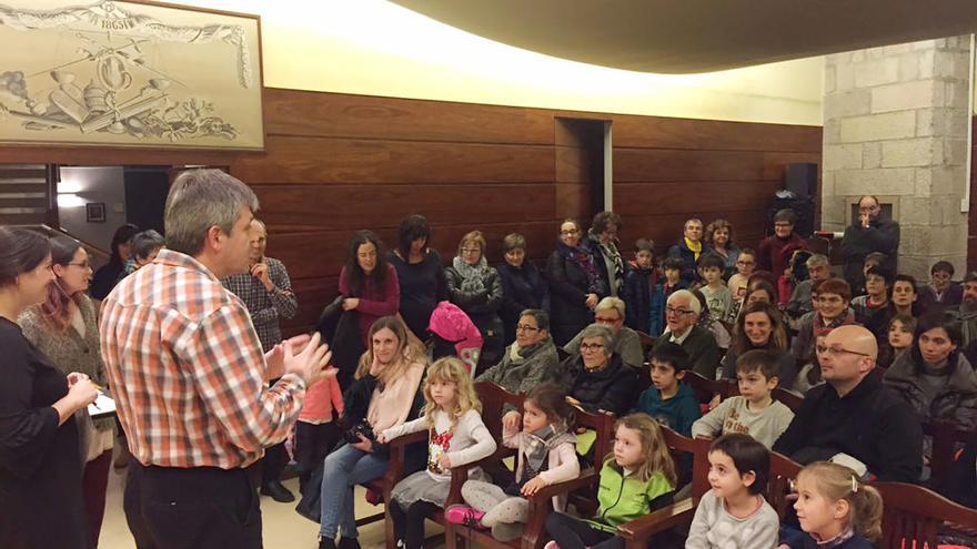 Rodríguez, Alarcón i Bellera davant del públic de la sala de plens de l&#039;ajuntament