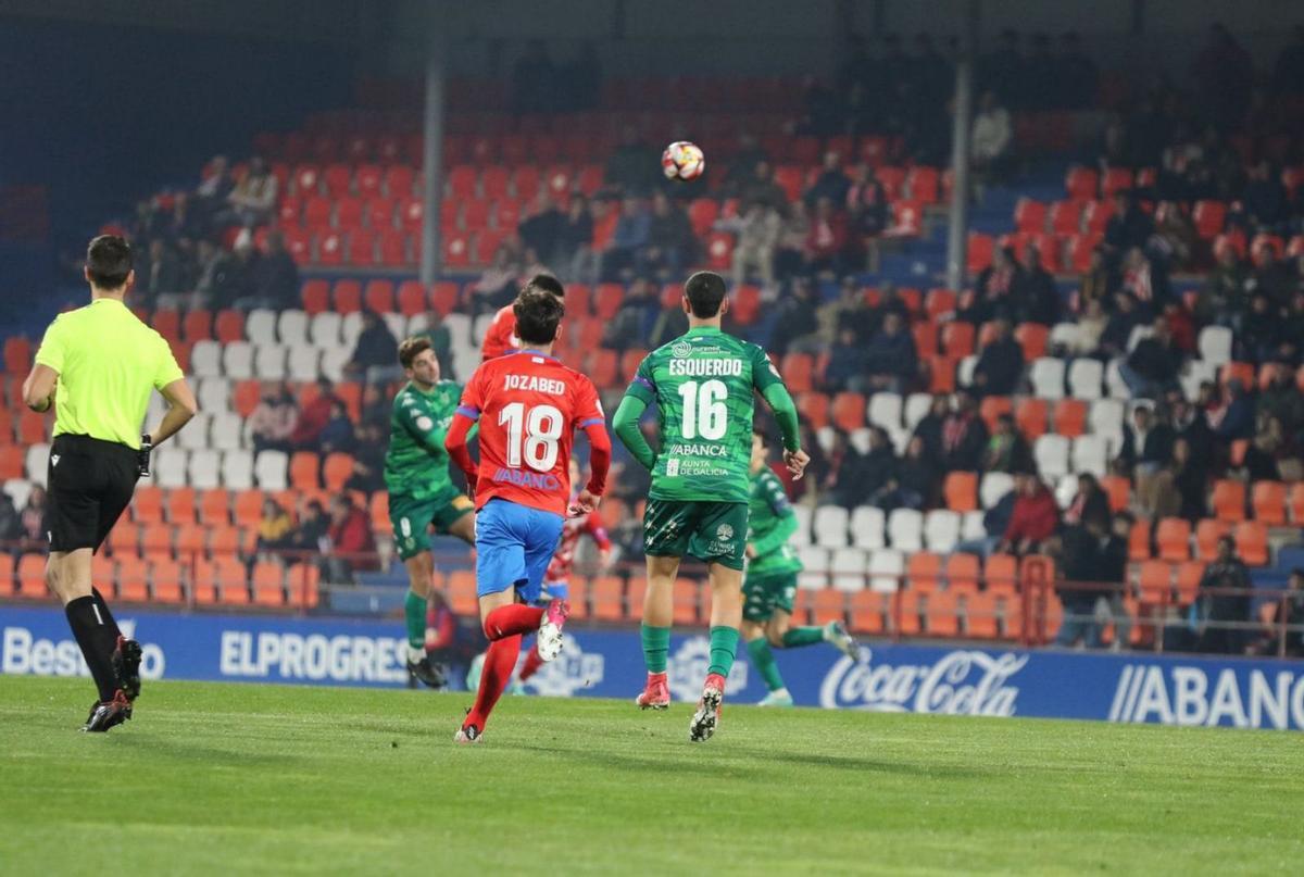 Jozabed y Esquerdo, en el primer tiempo. |  // CD ARENTEIRO