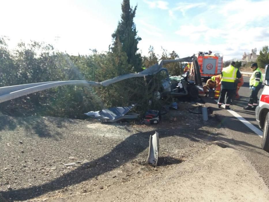 Imágenes del rescate y la asistencia al conductor accidentado hoy en Buñol.