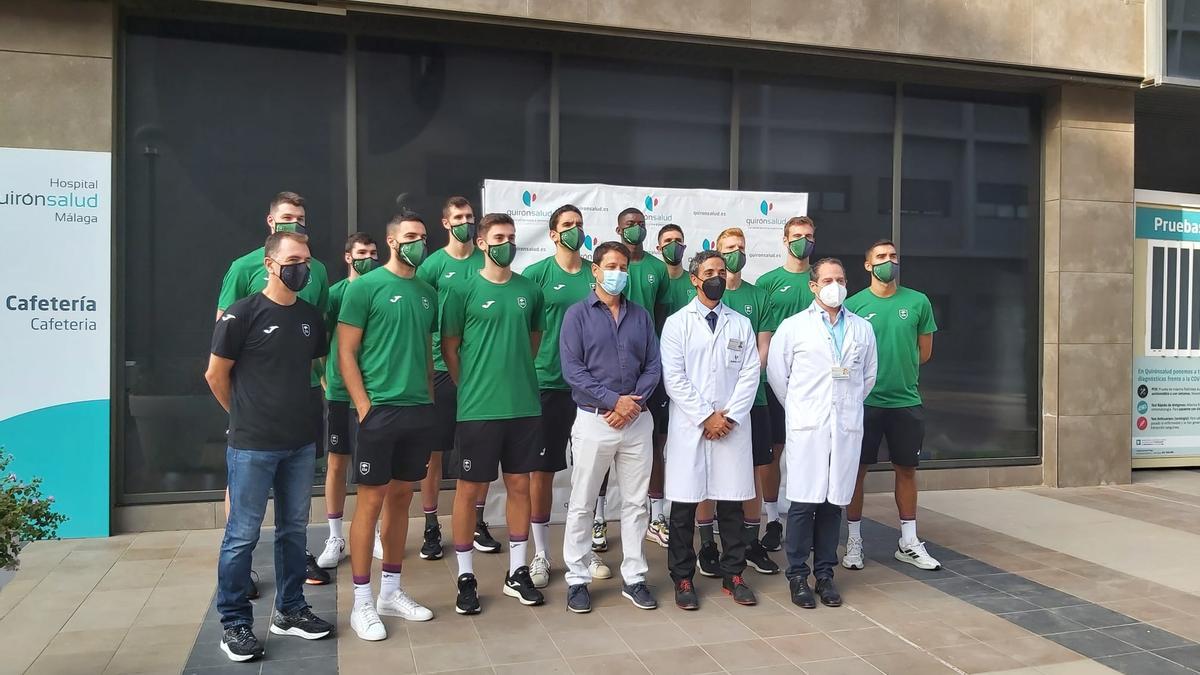 La plantilla del Unicaja posa junta a parte del cuerpo médico de QuirónSalud Málaga