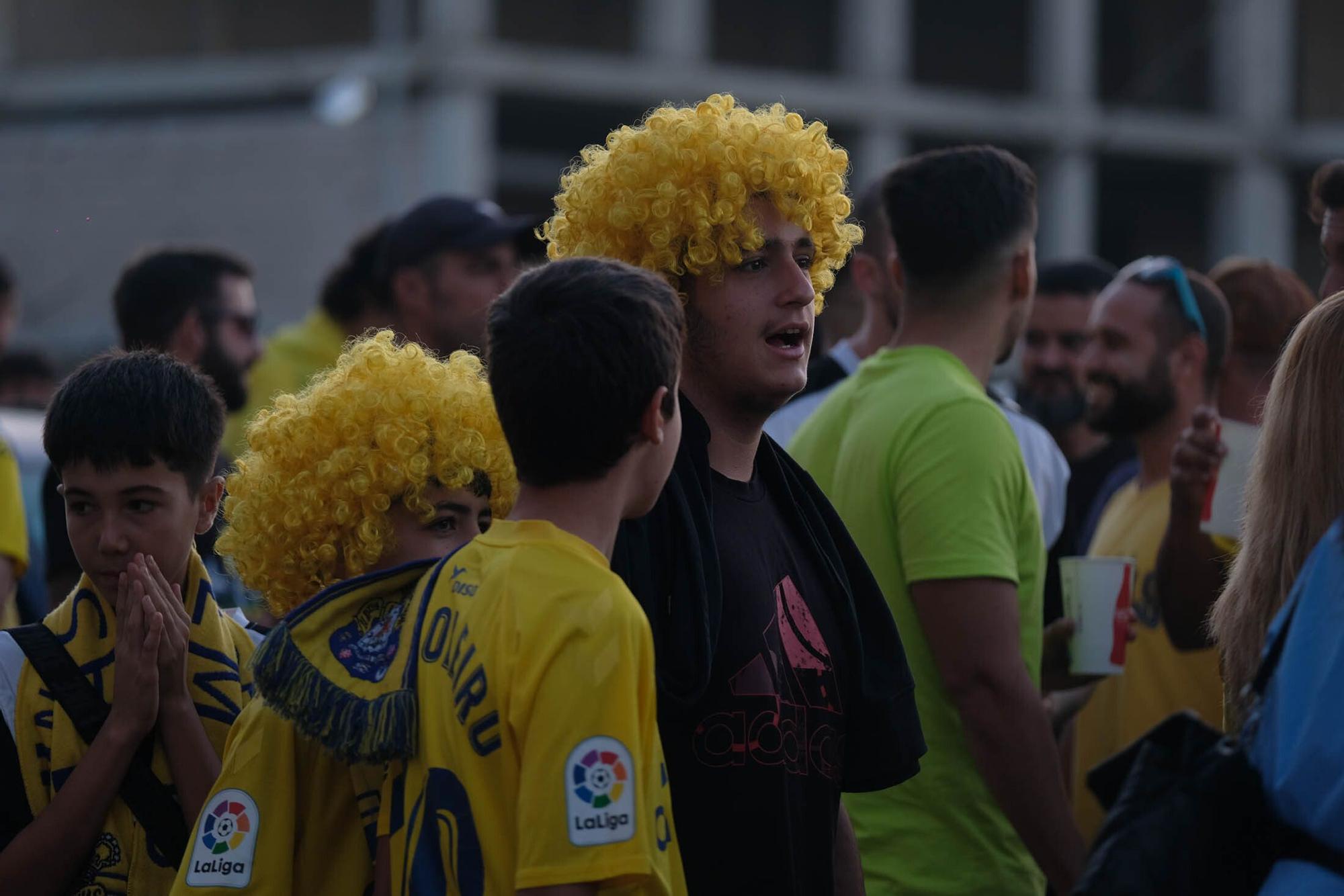 Los aficionados de la UD Las Palmas reciben la guagua con los jugadores antes del derbi