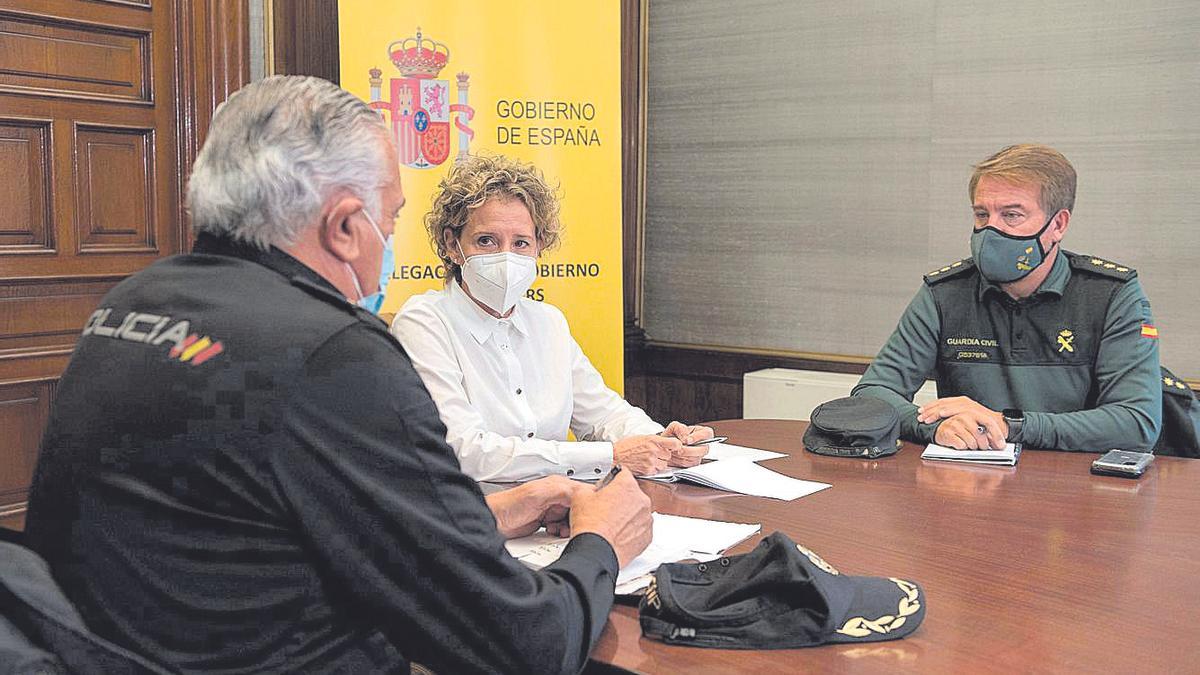 La delegada del Gobierno en Balears, junto a los jefes de la Guardia Civil y Policía Nacional.