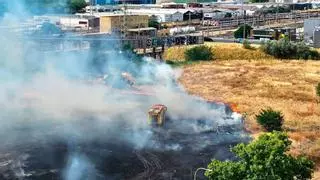 Aparatoso incendio y aviso de explosión junto a las vías de tren a la altura de Kansas City: los Bomberos de Sevilla controlan el fuego