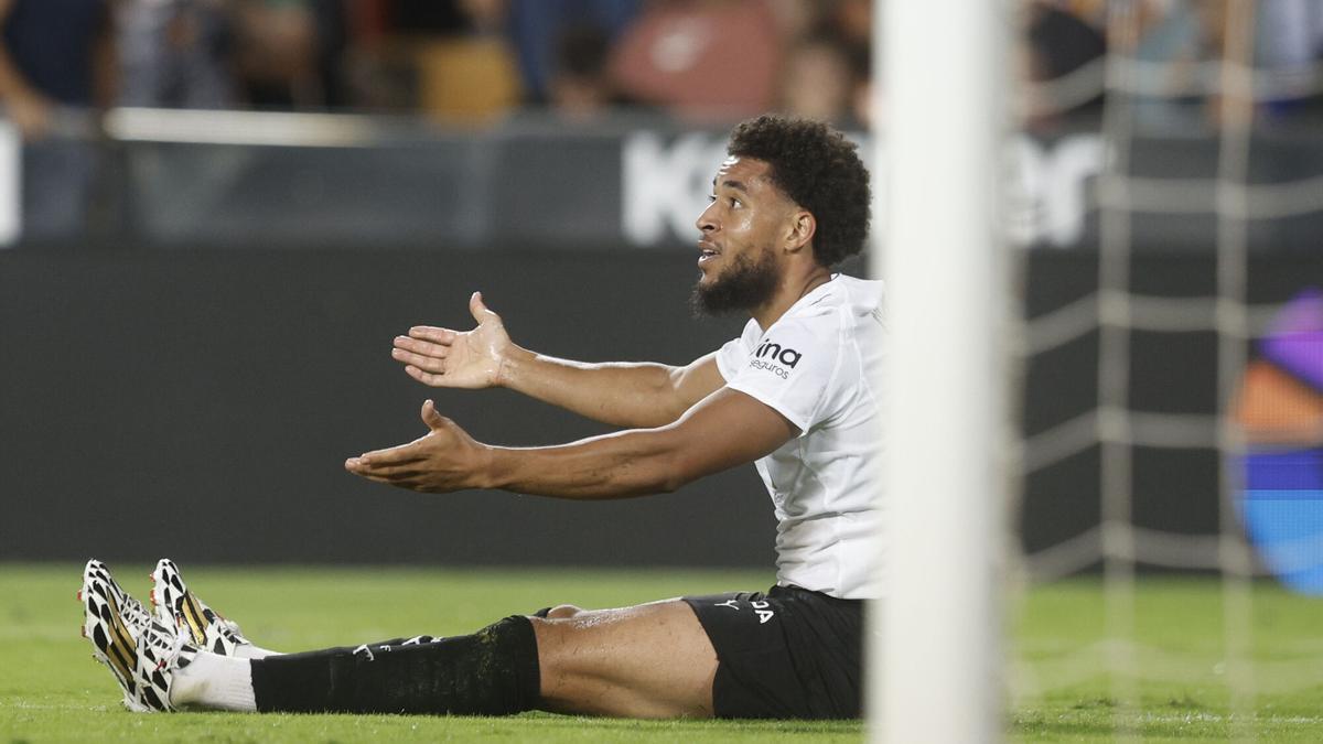 VALENCIA, 30/09/2025.- El centrocampista neerlandés del Valencia Arnaut Danjuma durante el partido de LaLiga de fútbol que Valencia CF y Real Oviedo disputan este martes en el estadio de Mestalla. EFE/Kai Forsterling