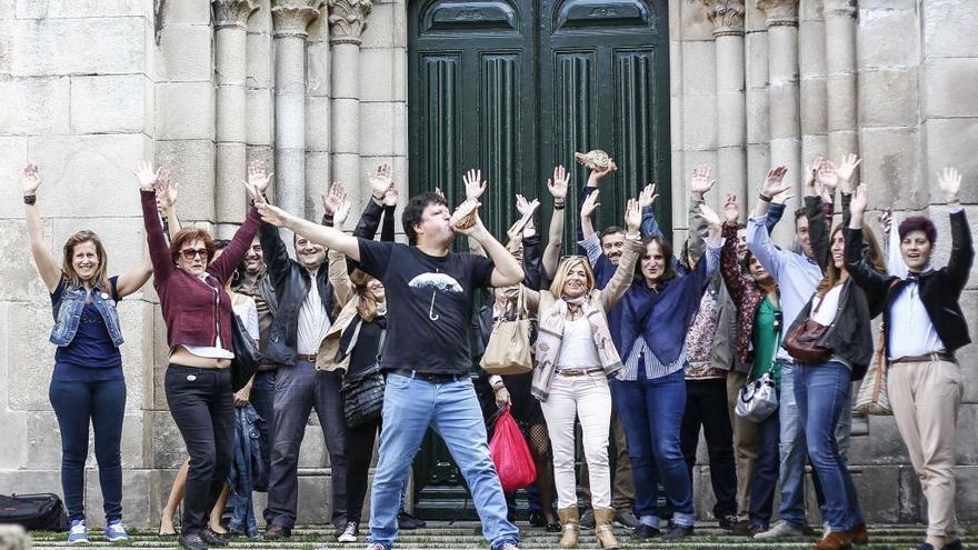 El escritor y músico Xurxo Souto durante uno de los recorridos literarios por la ciudad.