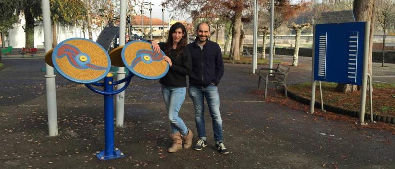 Alba Martínez y Pedro Montes en el parque de La Llera de Arriondas.