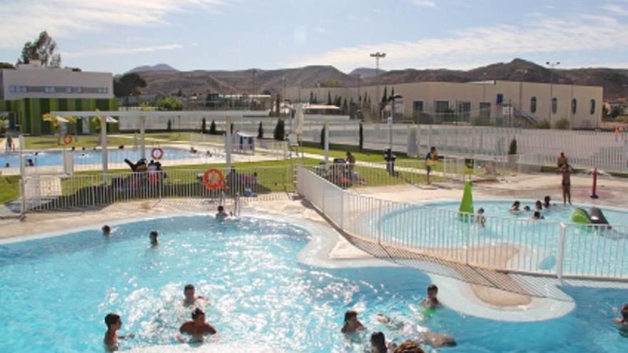 Abren al público las piscinas municipales al 50% este mes