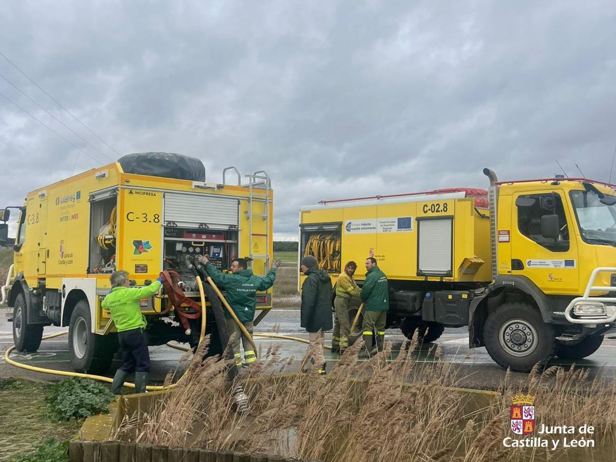 Bomberos durante las labores de evacuación.