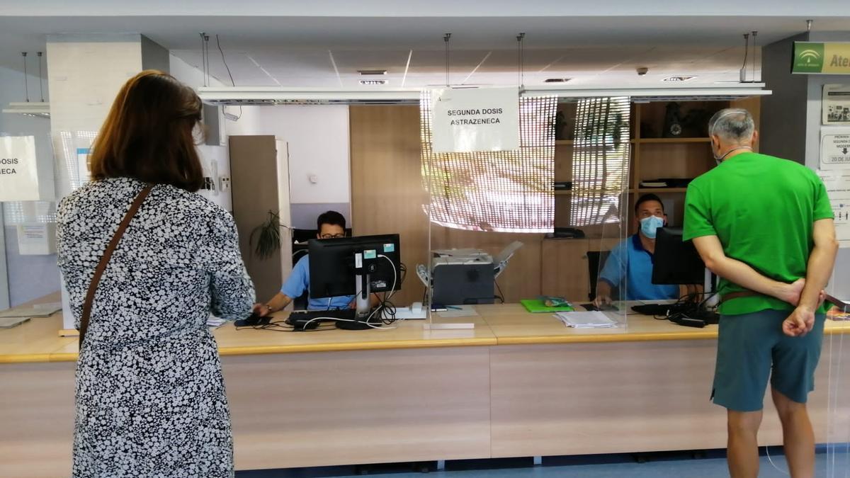 Recepción a profesionales que van a ser vacunados en el centro de salud del Sector Sur.