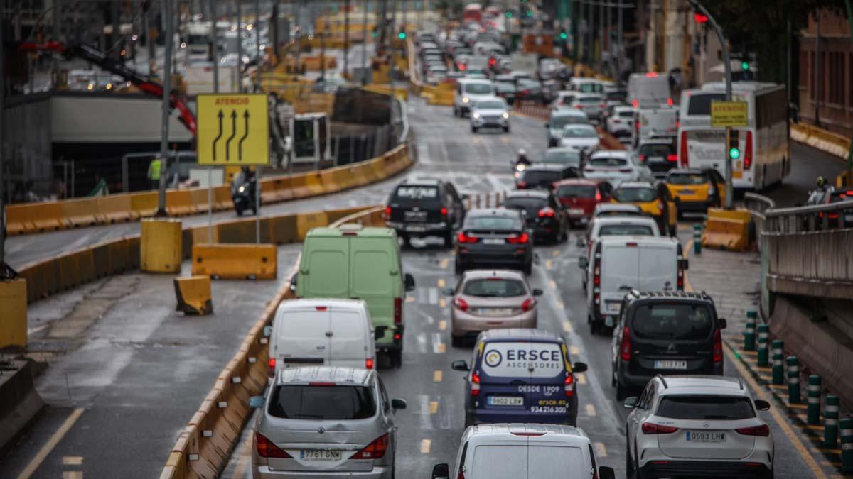 Atasco a la entrada de Barcelona por la Gran Vía, a la altura de Glòries.