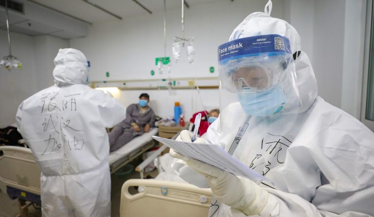 Dos médicos protegidos con trajes.