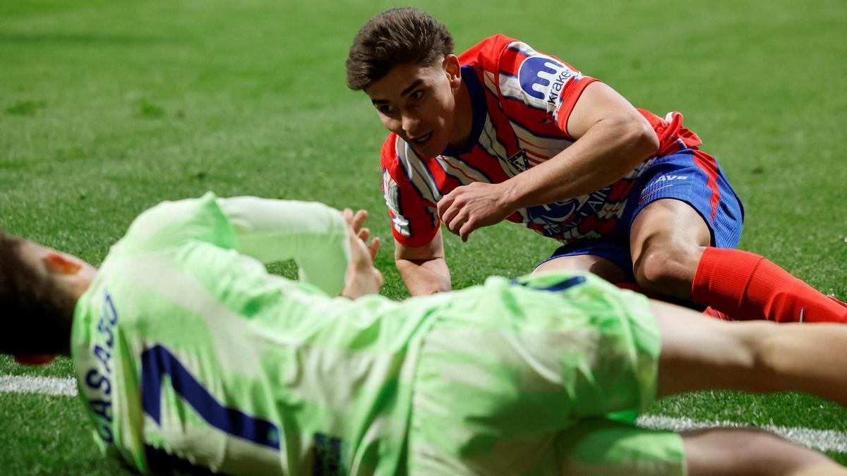 Marc Casadó se lamenta de un golpe recibido ante Julián Álvarez durante el Atlético-Barça en el Metropolitano.