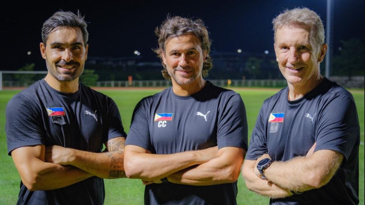 Carles Cuadrat, flanquedo por Dimas y Roca, en el staff de la selección filipina de fútbol