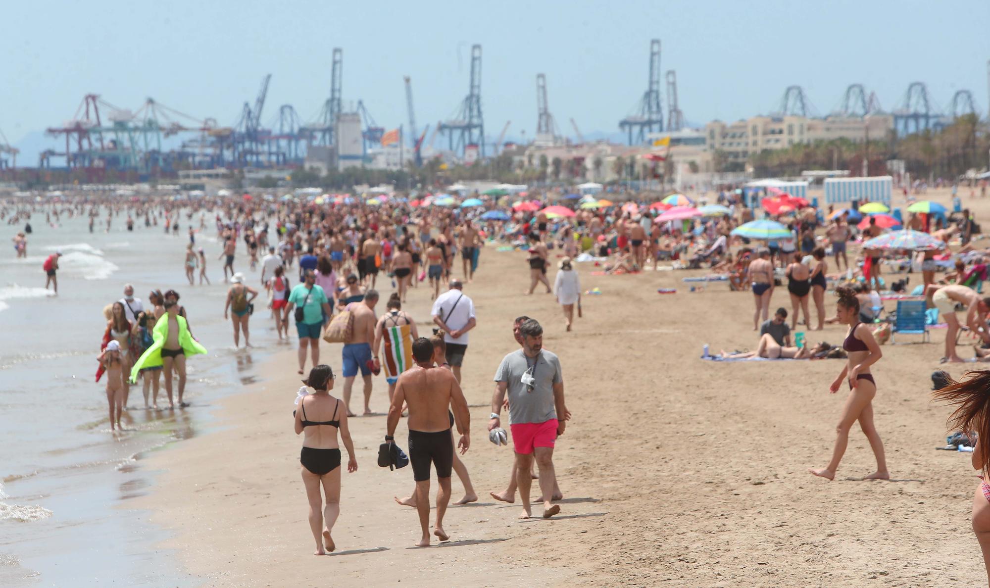 Los valencianos se adelantan al verano pese a las nubes