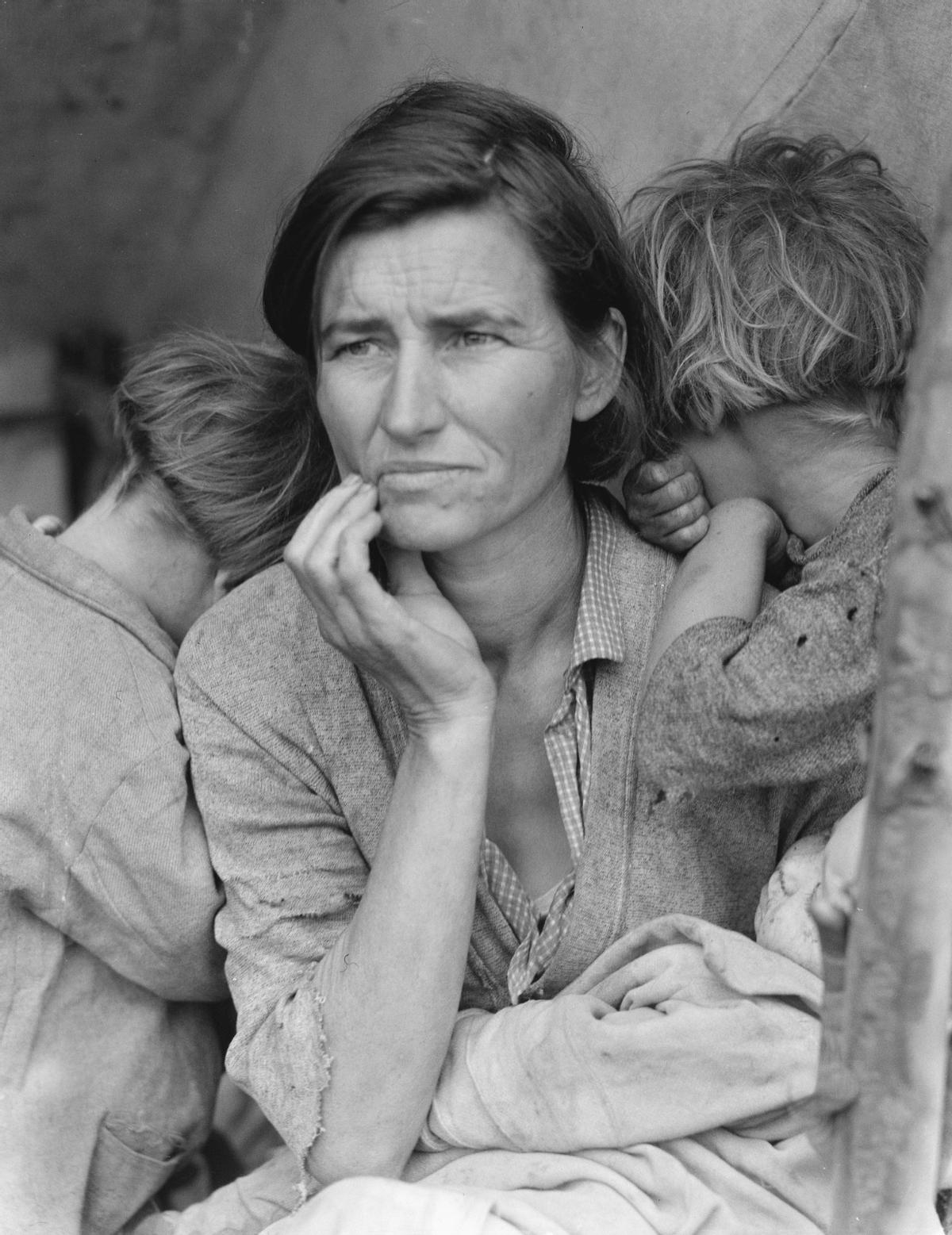 'Florence Thompson i els seus fills en un campament de recol·lectors de pèsols'. Nipomo, Califòrnia, 1936. Cortesia de la Biblioteca del Congrés dels Estats Units, Divisió d’Impressions i Fotografies, Col·lecció Farm Security Administration