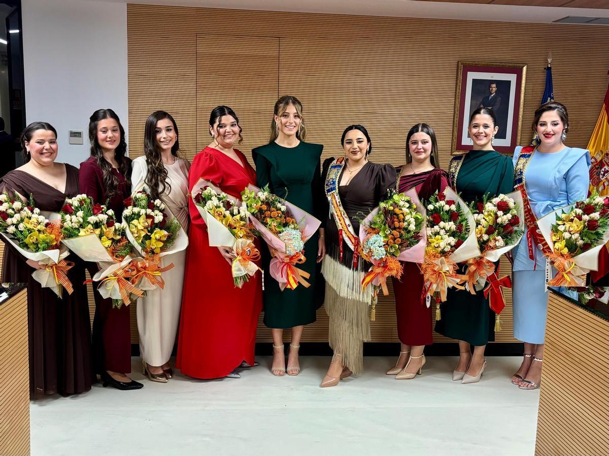 Foto de familia de las cortes de honor entrante y saliente.