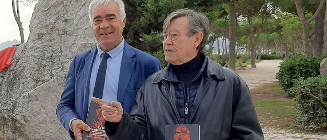 Juan Luis Valenzuela (derecha), presentado el libro junto al alcalde de Argelés-sur-Mer (Francia).