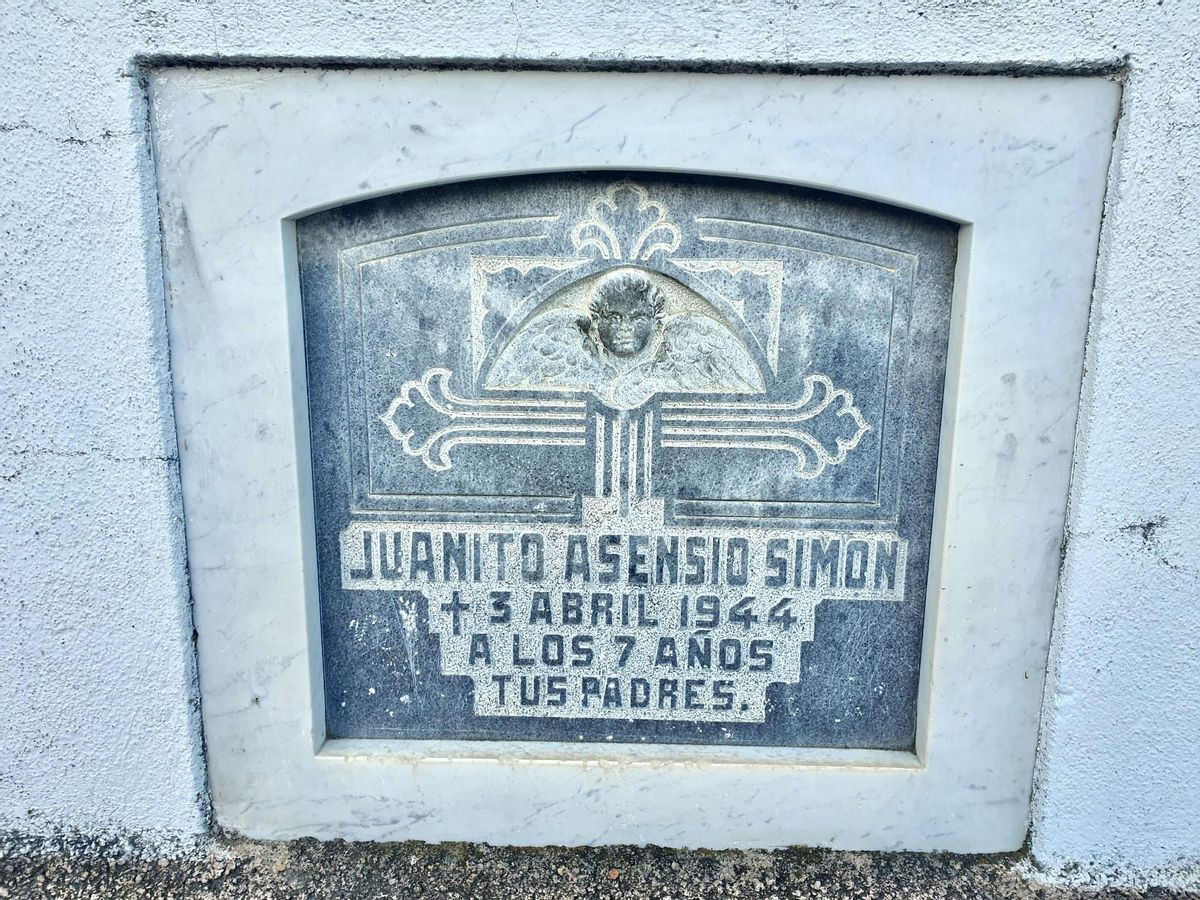 Imagen de la lápida.