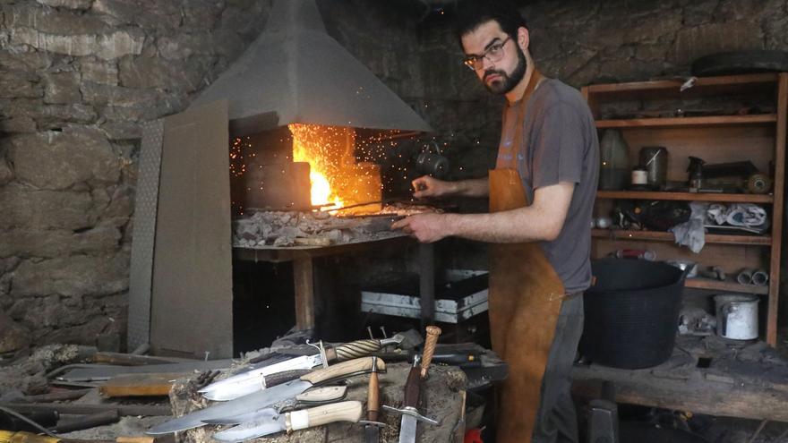 Álvaro en diferentes momentos del proceso de fabricación de sus cuchillos en Cornide, Teo