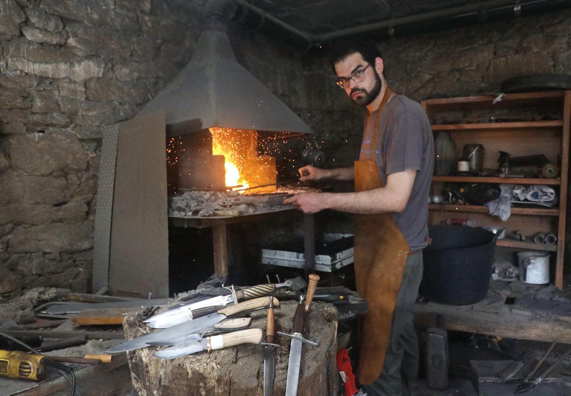 Álvaro en diferentes momentos del proceso de fabricación de sus cuchillos que duran toda la vida