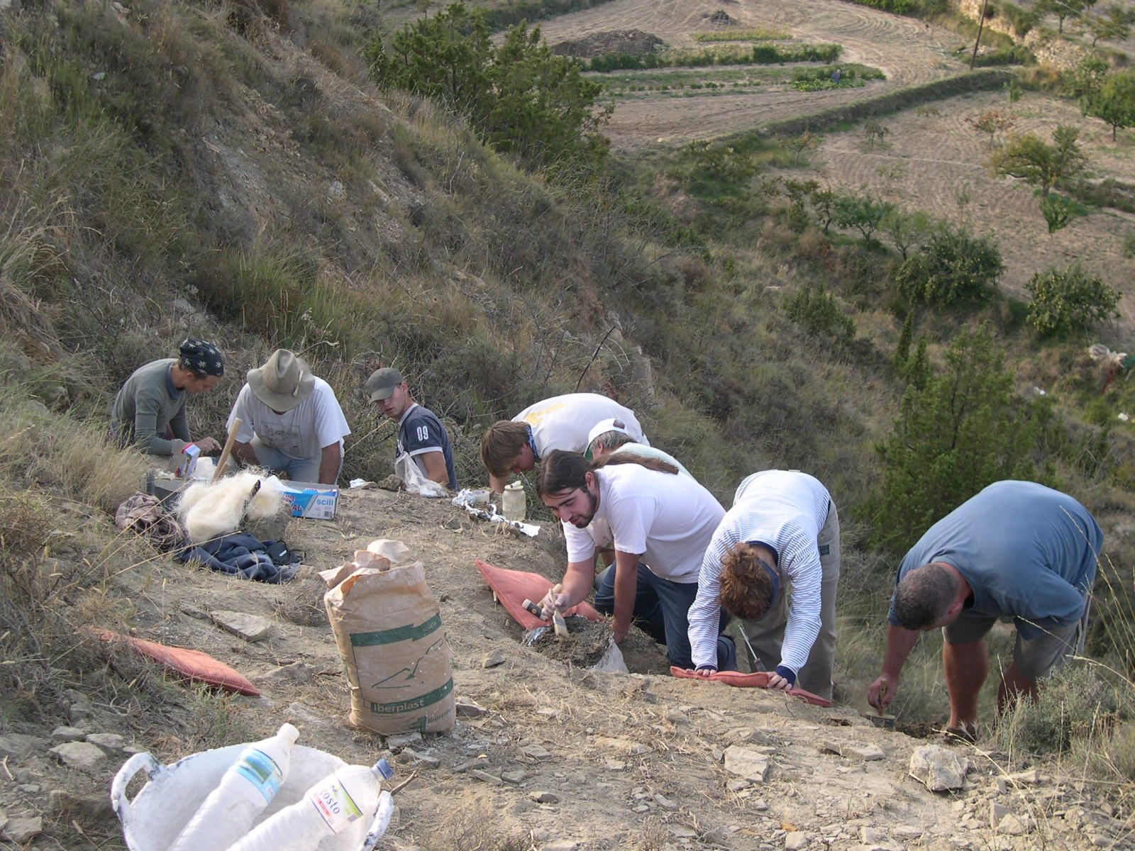 Paleontólogos excavando en la Corcolilla, en Alpuente.