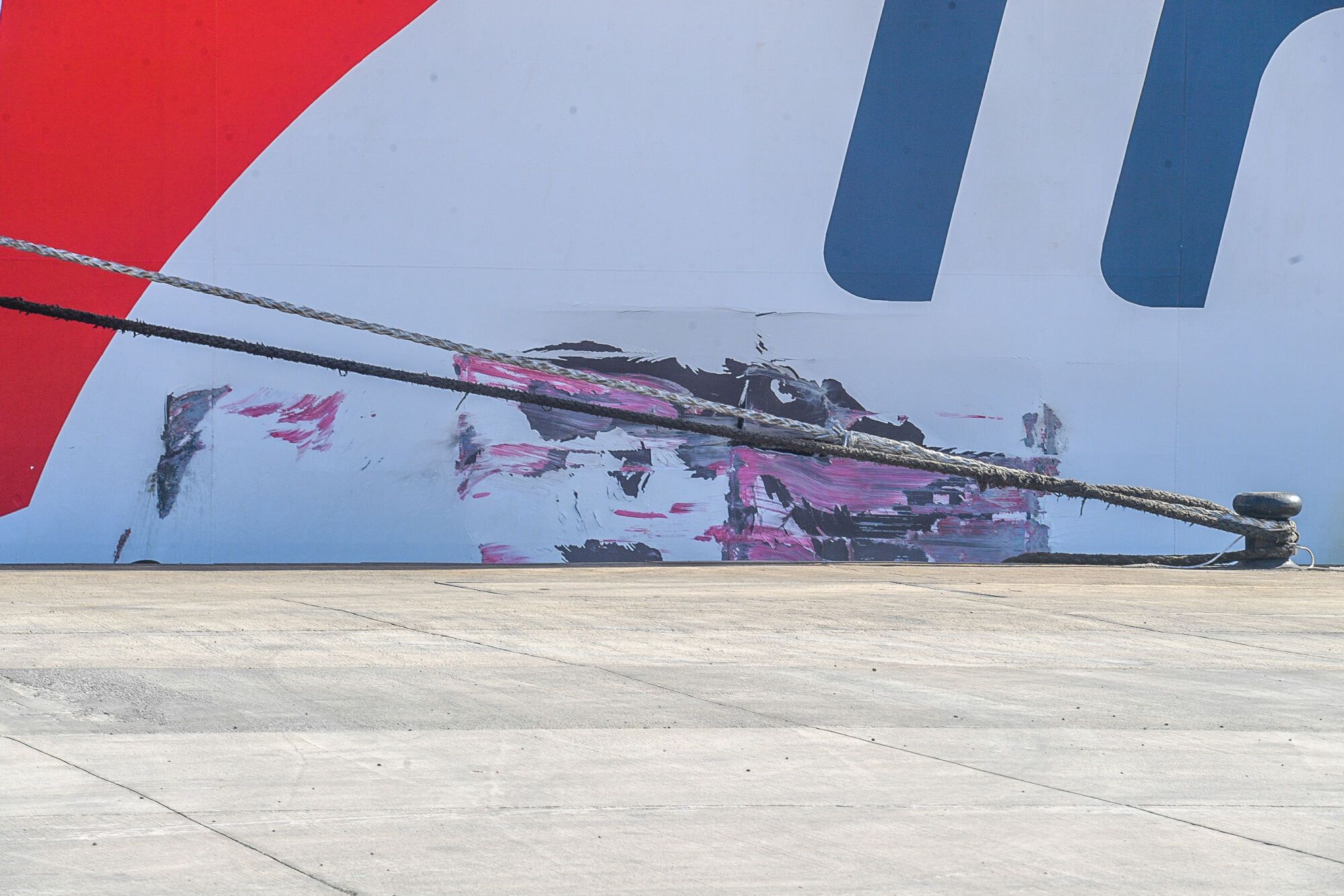 Un barco de Naviera Armas-Trasmediterránea impacta contra un muelle en el Puerto de Las Palmas