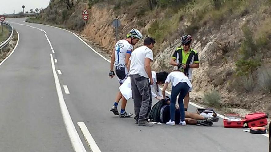 El ciclista recibe atención justo después de la caída en la carretera