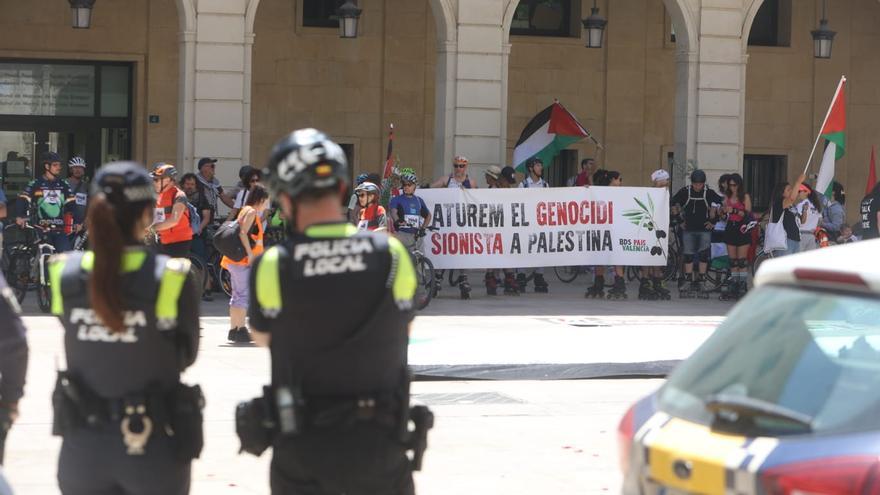 Alicante se sube a la bici para protestar contra la guerra en Gaza