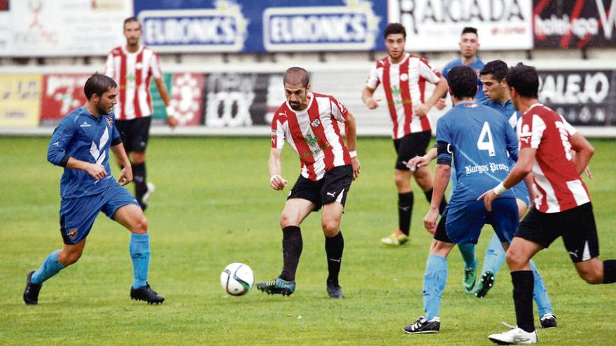 Vílchez sella un pase de balón, ayer ante el Burgos Promesas.