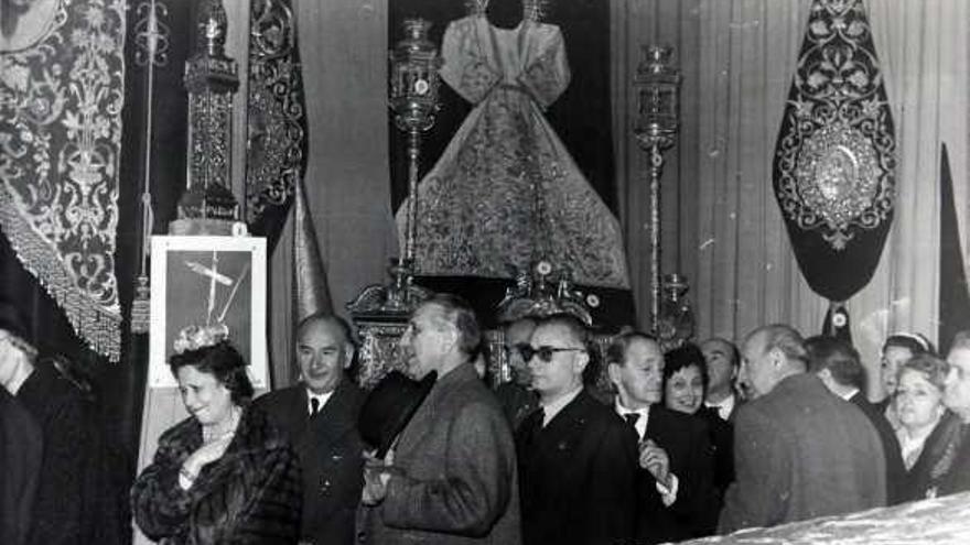 El ministro José Luis Arrese en la inauguración de la exposición sobre la Semana Santa de Málaga en el Círculo de Bellas Artes de Madrid en 1960.